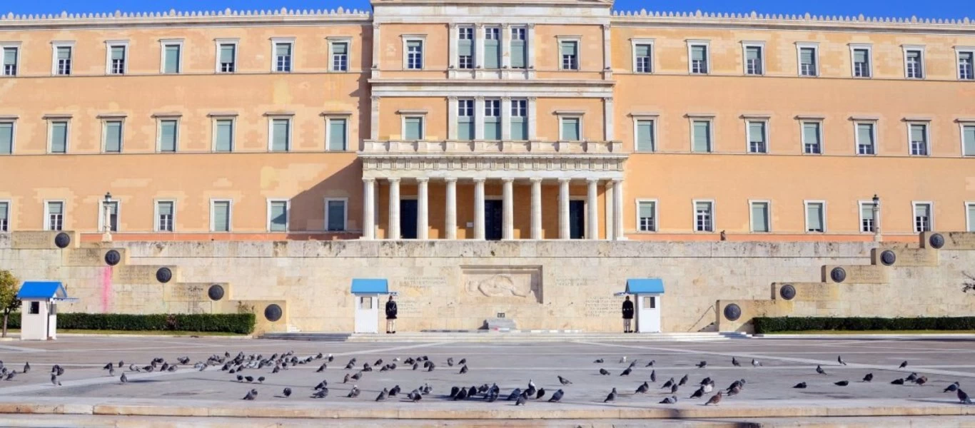 Μαθητές κάνουν συγκέντρωση έξω από τη Βουλή! (φώτο)